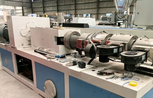 آلات بثق مقاطع بلاستيكية مستعملة موديل 65-132